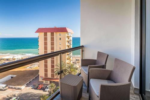 Habitación Doble Deluxe con terraza y vistas laterales al mar - 1 o 2 camas del hotel Occidental Fuengirola. Foto 4