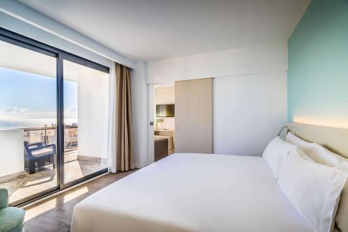 Suite Junior con vistas al mar del hotel Occidental Fuengirola