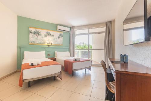 Habitación Triple del hotel BLUESEA Miramar Fuengirola. Foto 1
