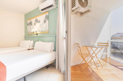 Habitación Triple del hotel BLUESEA Miramar Fuengirola. Foto 2