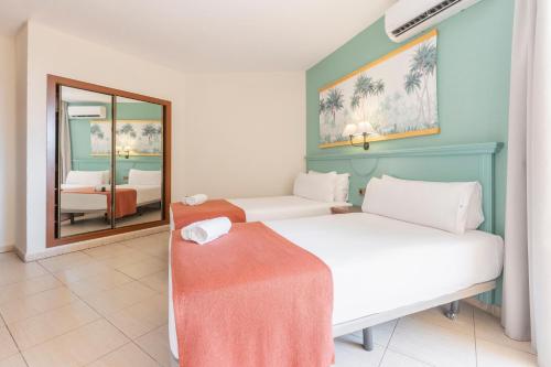 Habitación Triple del hotel BLUESEA Miramar Fuengirola. Foto 3