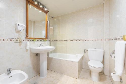 Habitación Triple del hotel BLUESEA Miramar Fuengirola. Foto 4