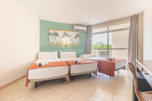 Habitación Triple Estándar del hotel BLUESEA Miramar Fuengirola