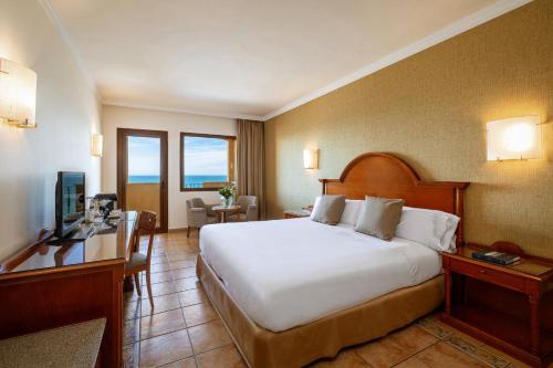 Alojamiento Doble Premium con vistas al mar del hotel IPV Palace and Spa