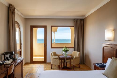 Alojamiento Doble Premium con vistas al mar del hotel IPV Palace and Spa. Foto 3