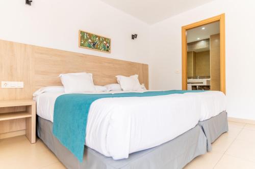 Habitación Cuádruple Superior del hotel Mainare Playa. Foto 1