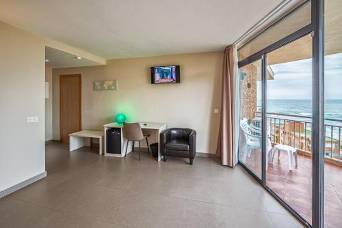 Habitación Triple del hotel Mainare Playa. Foto 3