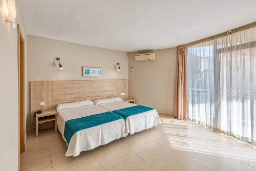 Habitación Triple del hotel Mainare Playa. Foto 4