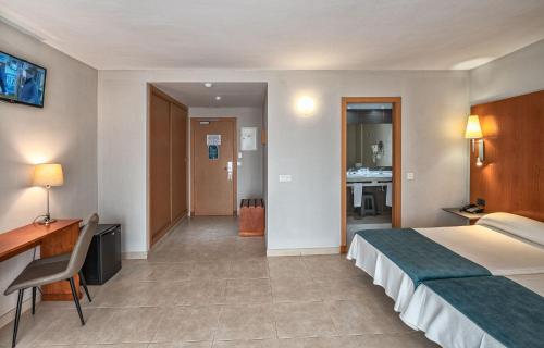 Habitación Triple del hotel Mainare Playa. Foto 12