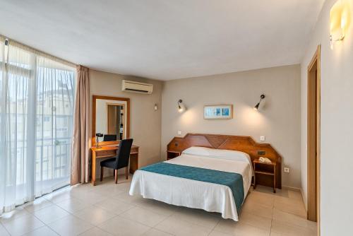 Habitación Triple del hotel Mainare Playa. Foto 13