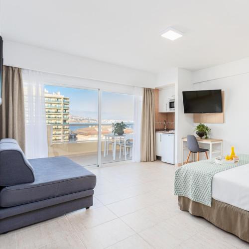 Estudio Superior con vistas parciales al mar del hotel Pyr Fuengirola. Foto 1