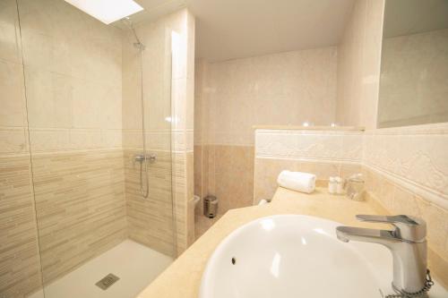 Estudio Superior con vistas parciales al mar del hotel Pyr Fuengirola. Foto 4