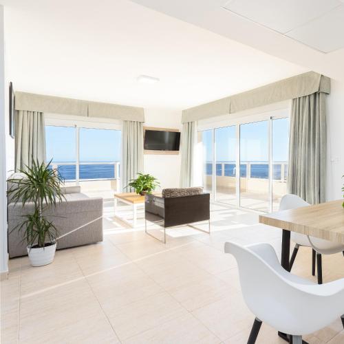 Suite con vistas al mar del hotel Pyr Fuengirola. Foto 2