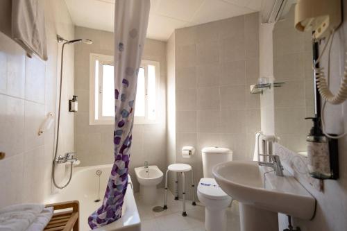Apartamento de 1 dormitorio con vistas parciales al mar del hotel La Jabega. Foto 2