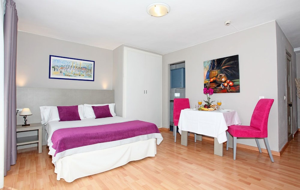 Estudio, cocina básica del hotel El Faro Marbella. Foto 1