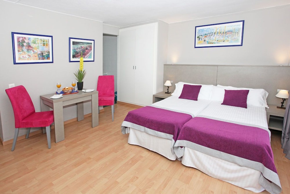 Estudio, cocina básica del hotel El Faro Marbella. Foto 3