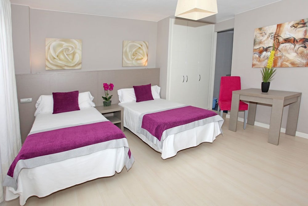 Estudio, cocina básica del hotel El Faro Marbella. Foto 4