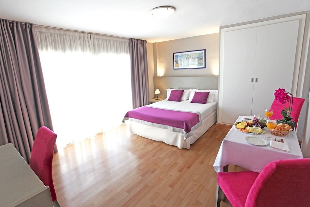 Estudio, cocina básica del hotel El Faro Marbella. Foto 5