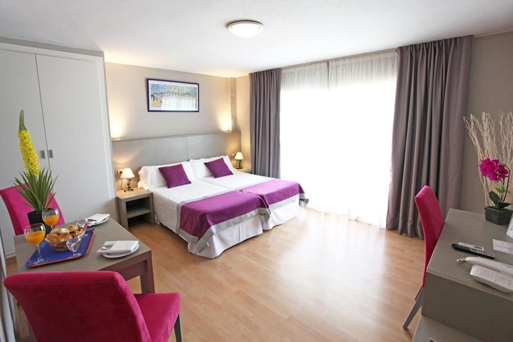 Estudio, cocina básica del hotel El Faro Marbella. Foto 6