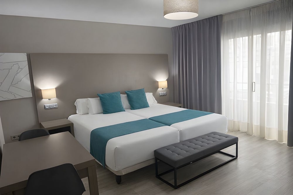 Estudio superior, 1 cama doble o 2 individuales, cocina básica del hotel El Faro Marbella