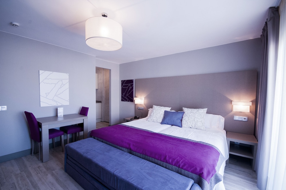 Estudio superior, 1 cama doble o 2 individuales, cocina básica del hotel El Faro Marbella. Foto 1