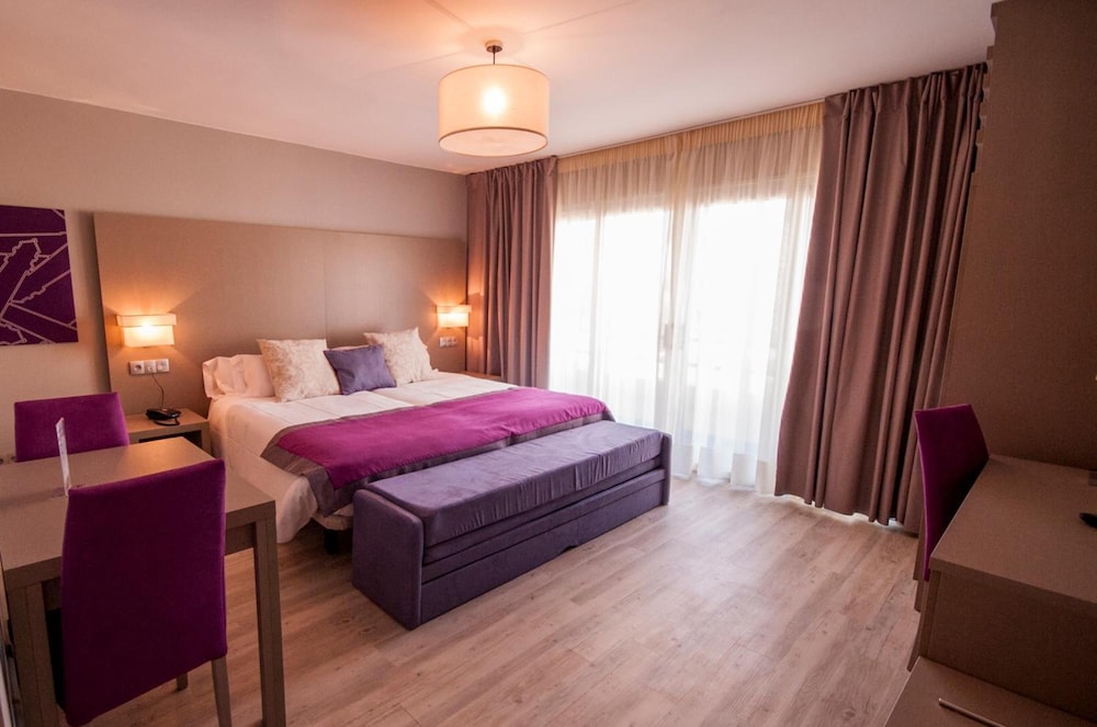 Estudio superior, 1 cama doble o 2 individuales, cocina básica del hotel El Faro Marbella. Foto 2