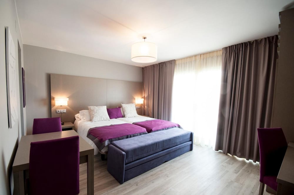 Estudio superior, 1 cama doble o 2 individuales, cocina básica del hotel El Faro Marbella. Foto 3