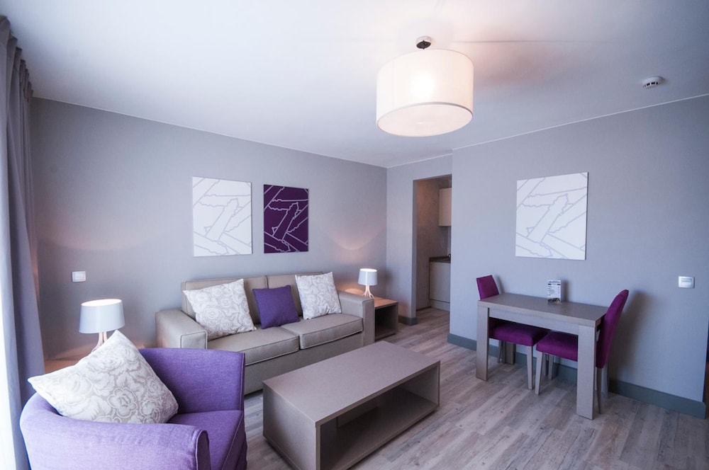 Apartamento superior, 1 habitación, cocina básica del hotel El Faro Marbella. Foto 2
