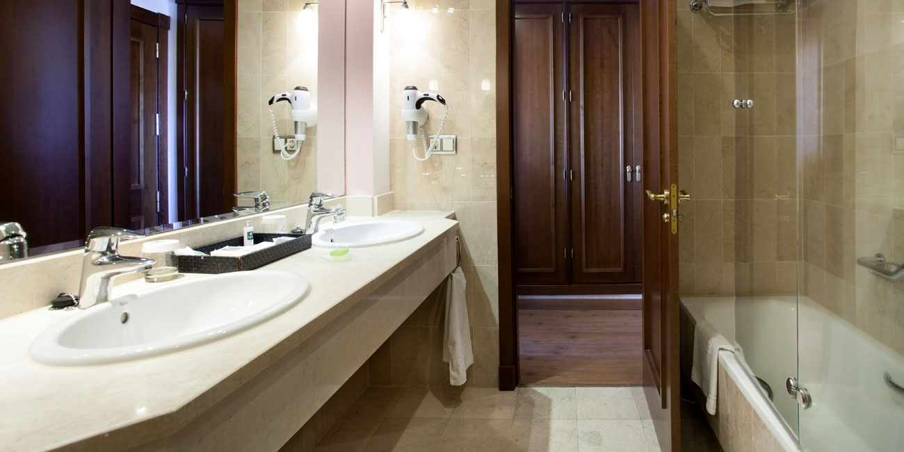 Junior suite Vista Parcial Mar del hotel Fuerte Marbella. Foto 4