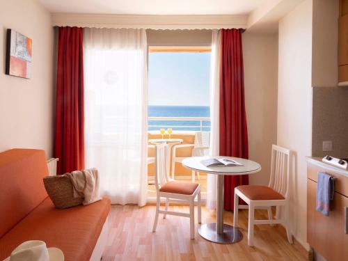 Estudio con vistas al mar del hotel Princesa Playa. Foto 2