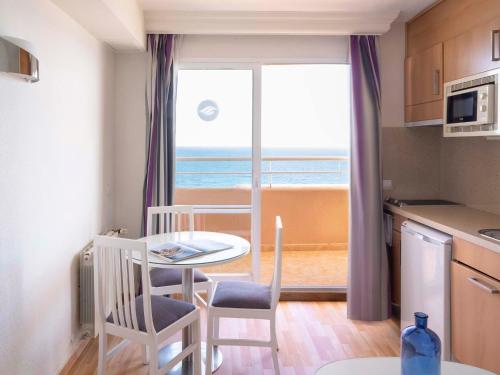 Apartamento de 1 dormitorio con vistas al mar del hotel Princesa Playa. Foto 2