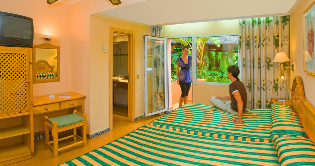 Suite con salón del hotel Marbella Playa