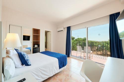 Habitación Doble del hotel AluaSun Marbella Park. Foto 1