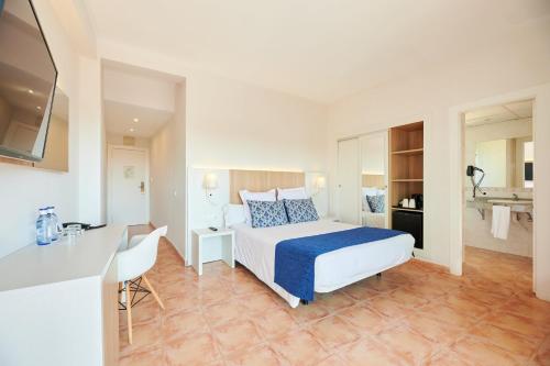 Habitación Doble del hotel AluaSun Marbella Park. Foto 2