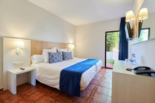Alojamiento Doble XS del hotel AluaSun Marbella Park. Foto 1