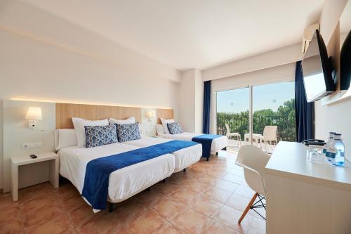 Habitación Triple del hotel AluaSun Marbella Park