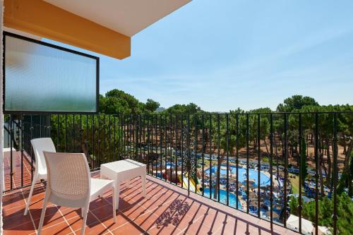 Habitación Triple del hotel AluaSun Marbella Park. Foto 1