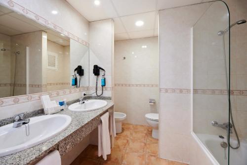 Habitación Triple del hotel AluaSun Marbella Park. Foto 3