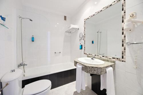 Suite Junior del hotel AluaSun Marbella Park. Foto 3