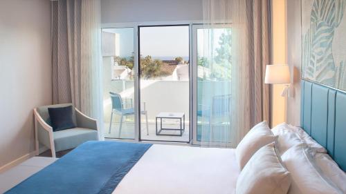 Habitación Doble Premium con vistas al mar del hotel Alanda. Foto 3