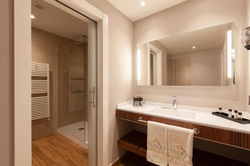 Habitación Doble Deluxe con balcón del hotel Alanda