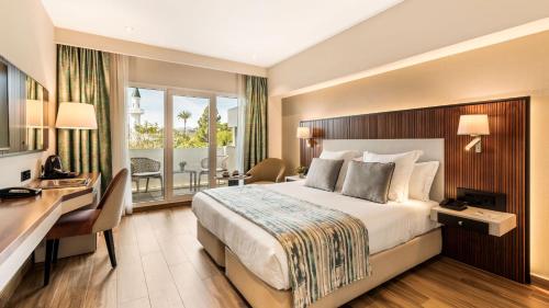 Habitación Doble Deluxe con balcón del hotel Alanda. Foto 1