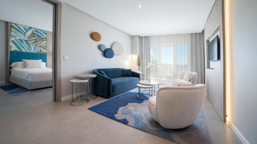 Suite Premium con balcón del hotel Alanda. Foto 3