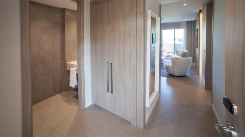 Suite Premium con balcón del hotel Alanda. Foto 5