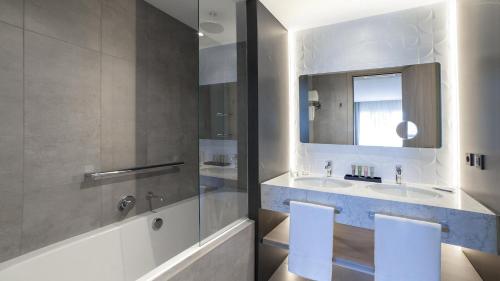 Habitación Familiar Premium con balcón del hotel Alanda. Foto 1