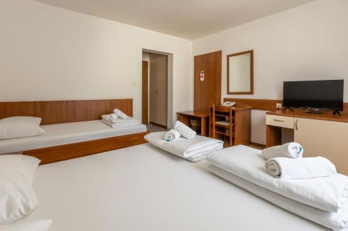 Habitación Triple Estándar del hotel Porto. Foto 2