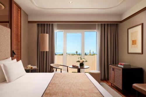 Habitación Superior con vistas al mar y terraza del hotel NH Marbella
