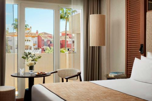 Habitación Superior con vistas a la piscina y terraza del hotel NH Marbella. Foto 4