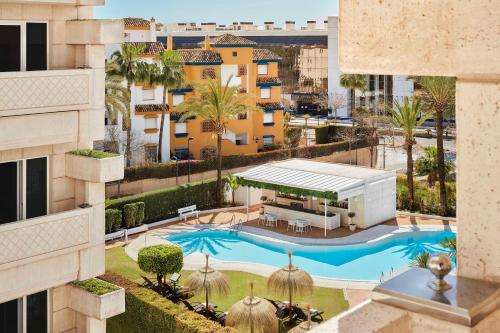 Habitación Superior con vistas a la piscina y terraza del hotel NH Marbella. Foto 6