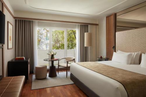 Habitación Doble Superior con terraza y cama supletoria - 1 o 2 camas del hotel NH Marbella. Foto 5